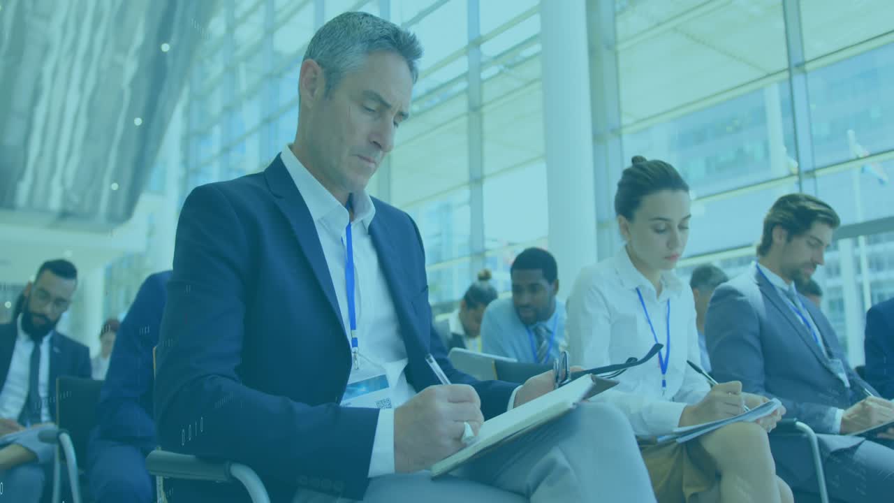 Animazione dell'elaborazione di dati finanziari su diverse persone che lavorano in ufficio