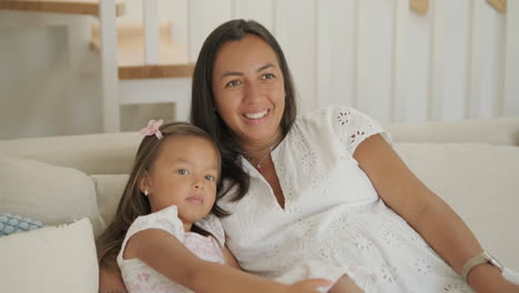 madre e hija disfrutando del tiempo juntos en casa