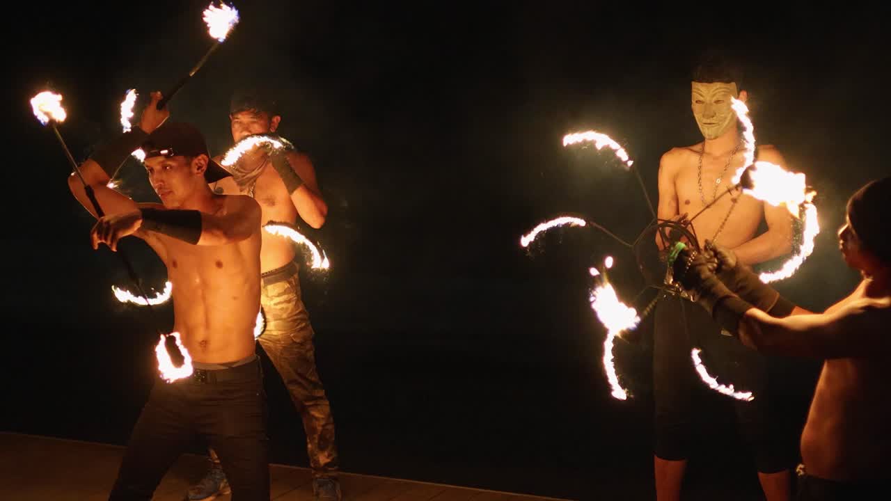 actuación de fuego poi por la noche