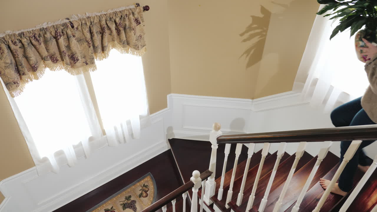 젊은 다민족 부부는 계단 위로 상자를 들고 04