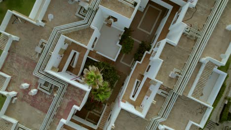 una perspectiva aérea de arriba captura los techos de un edificio de alojamiento turístico en mallorca, españa, enfatizando la esencia de los conceptos de viaje y vacaciones