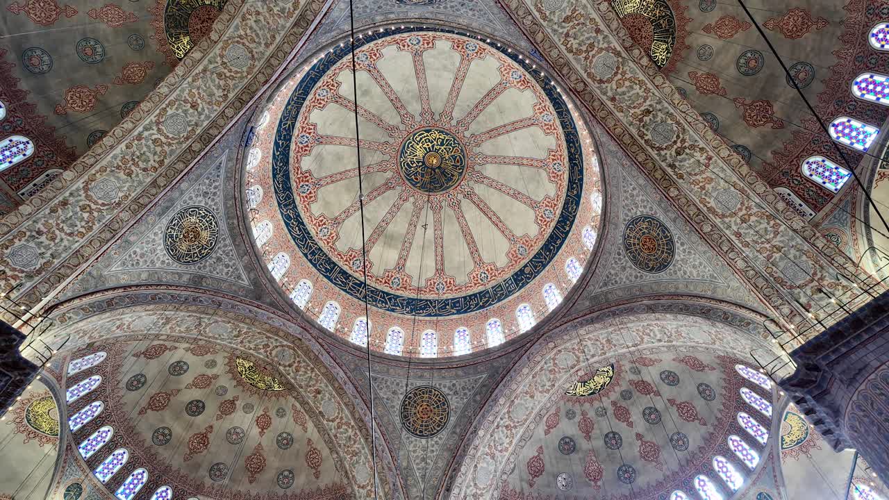 el interior de la mezquita azul en estambul, turquía
