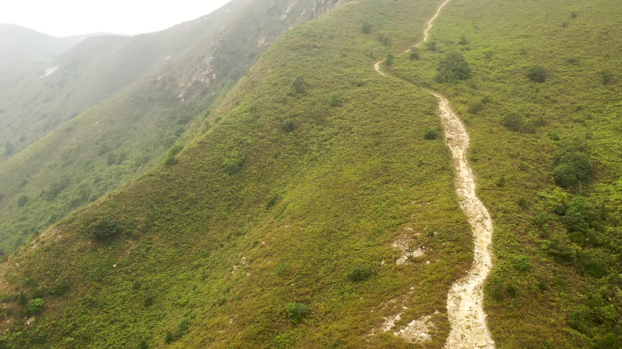 vista aérea de un sendero de montaña