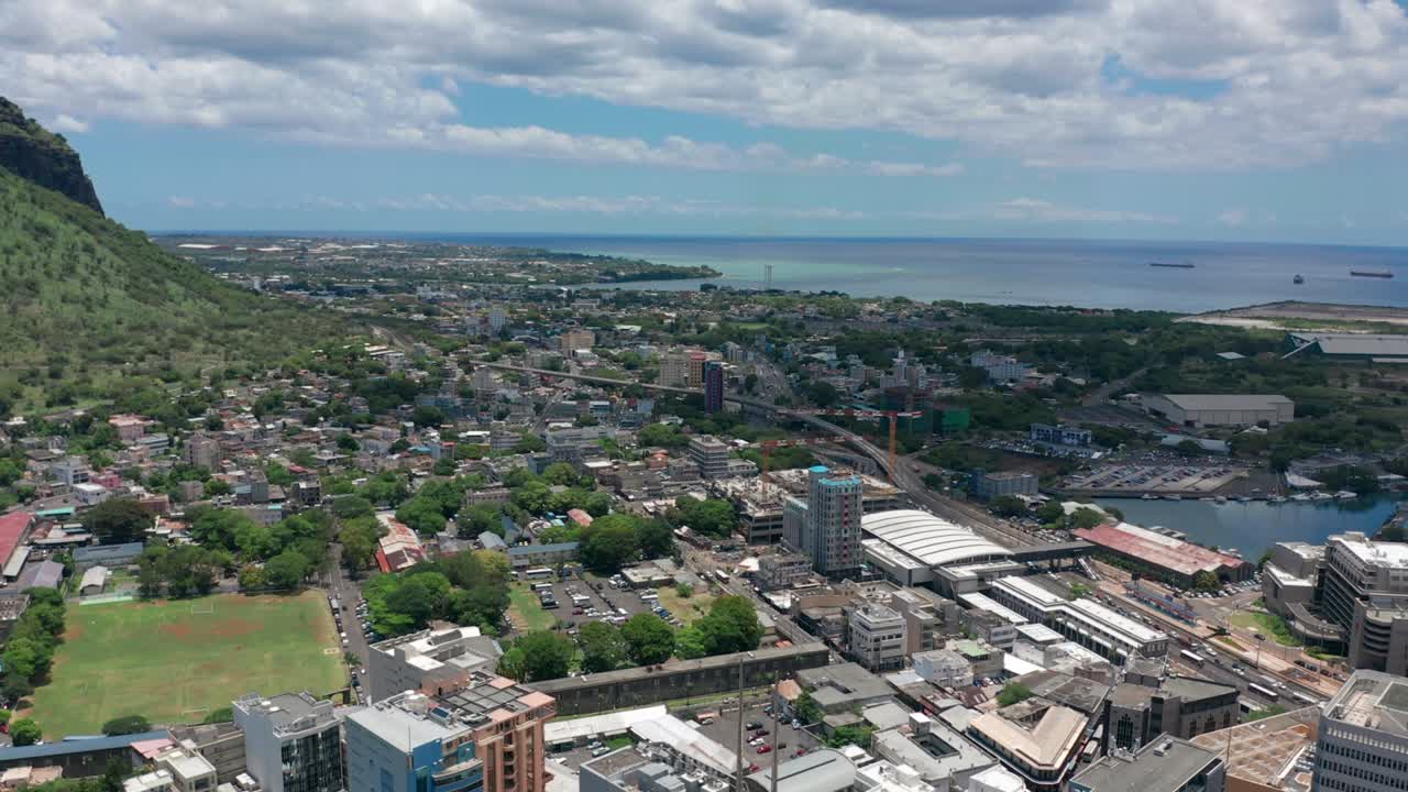 인도양에 있는 도시. 아름다운 이 나는 날에 포트루이스의 공중 풍경. 모리셔스 섬의 수도.