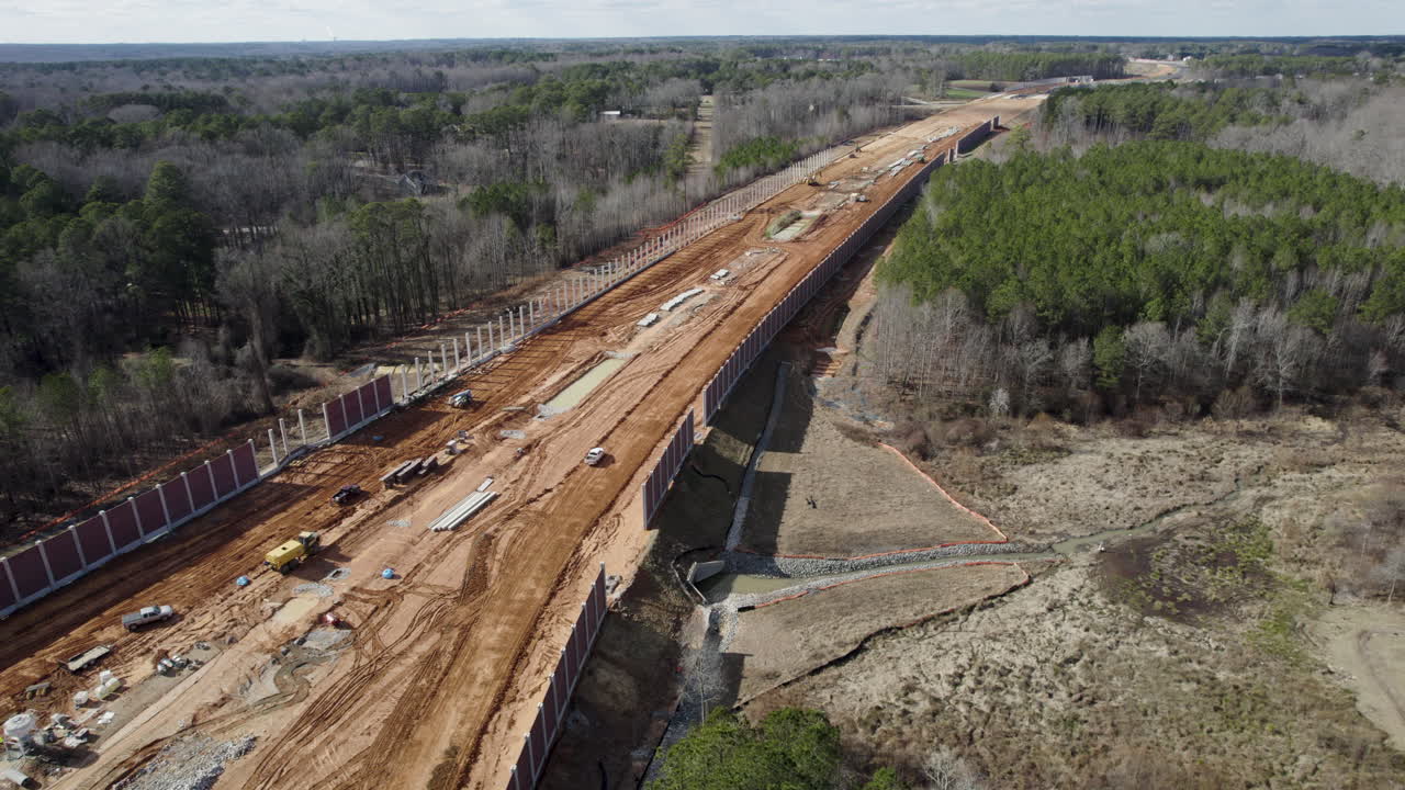 toma aérea de la construcción de una gran carretera, 540 beltline carolina del norte