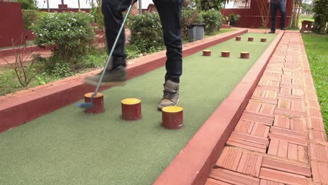 Mittlere-Aufnahme-Von-Leuten,-Die-Sich-Auf-Dem-Minigolfplatz-Vergnügen