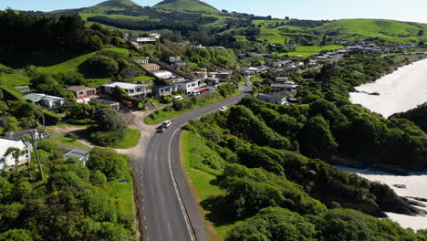 Camino-Curvo-En-Una-Pradera-Verde-En-El-área-De-Dunedin,-Nueva-Zelanda,-Vista-Aérea-Hacia-Abajo