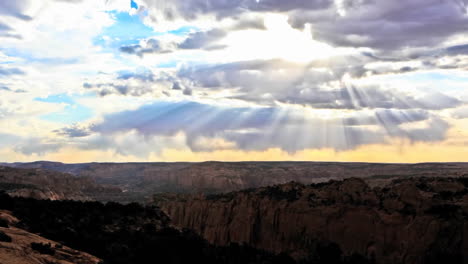 Zeitraffer-Von-Wolken,-Die-über-Eine-Wüstenschlucht-Ziehen