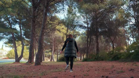 Low-Angle-Shot:-Ein-Mädchen-Geht-Im-Wald-Spazieren,-Montpellier---Frankreich