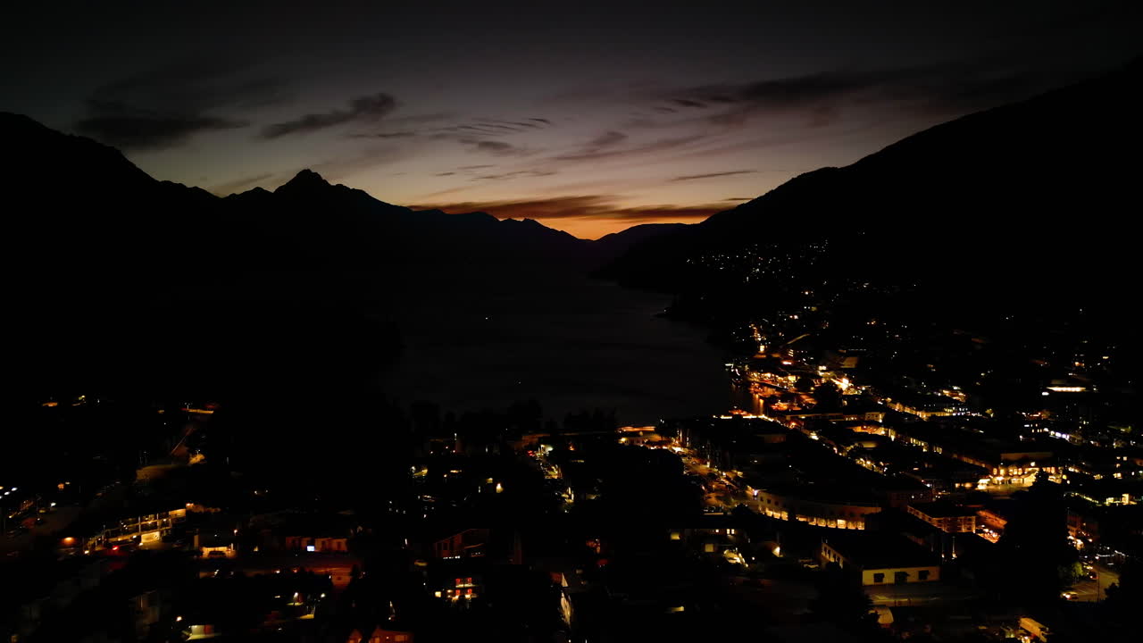 la puesta de sol permanece sobre el centro de queenstown por la noche, nueva zelanda, vista aérea de drones