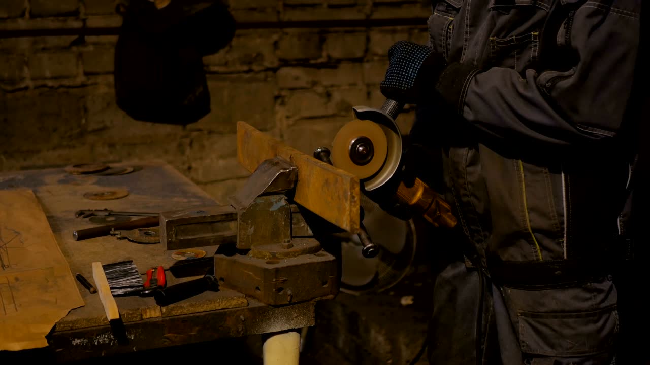 herrero que aserró el metal con una sierra circular de mano