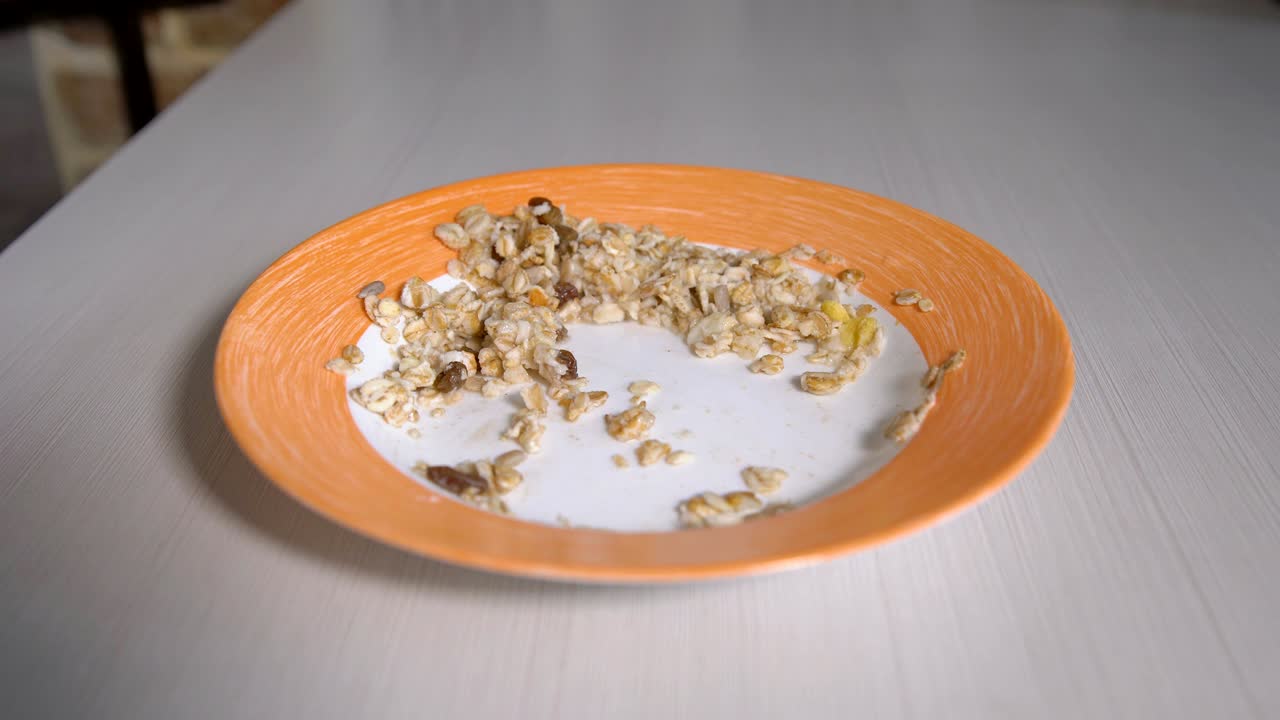 porridge de avena con pasas en un plato con borde de naranja