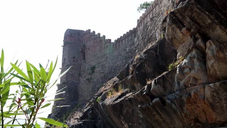 Isolierte-Alte-Festungssteinmauer,-Einzigartige-Architektur-Am-Morgen.-Das-Video-Wurde-In-Der-Kumbhal-Festung-Kumbhalgarh-In-Rajasthan,-Indien,-Aufgenommen