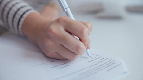 persona que firma un documento