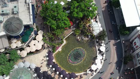 vista aérea de pájaro de la fuente de agua en el centro comercial grove en west hollywood