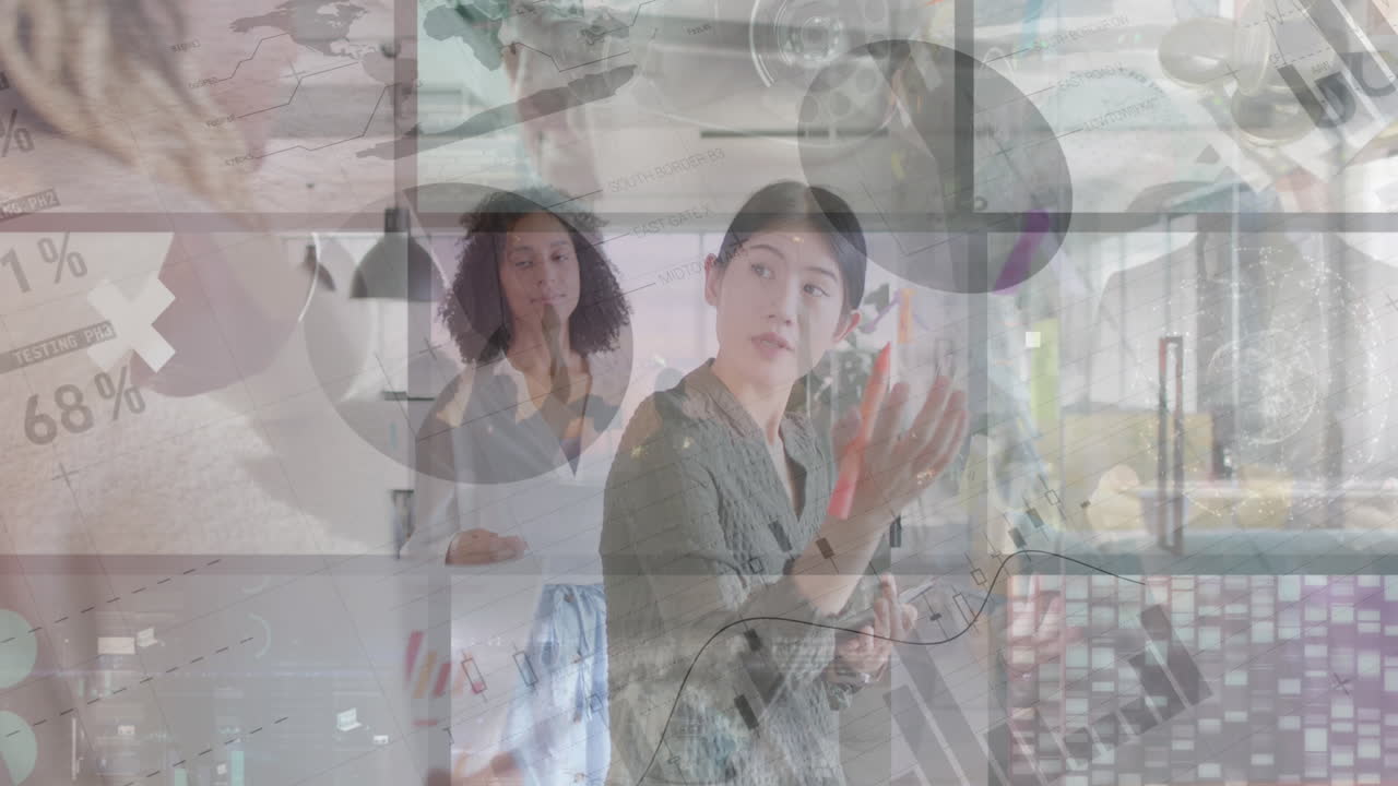 다양한 창의적인 동료들이 사무실에서 브레인스토밍을 하는 동안 그래프와 데이터 처리의 애니메이션