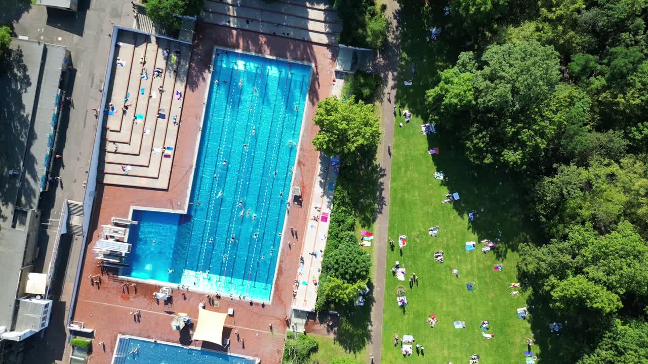 Betagende luftfoto af offentligt svømmebad Insulaner, Berlin, Tyskland, sommerdag 2023
