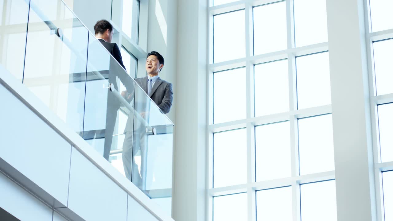 남자 여자 손잡이 다민족 부동산 팀