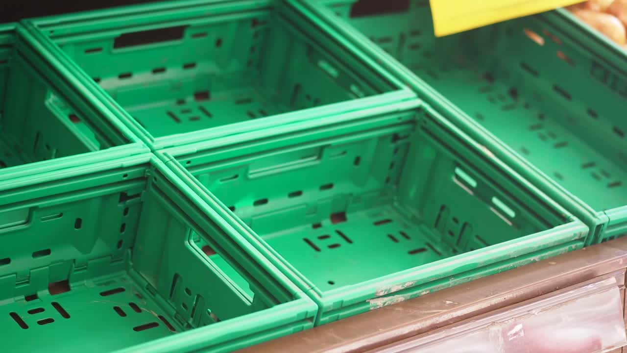 Leere grüne Kunststoffkisten, im Supermarkt ausgestellt