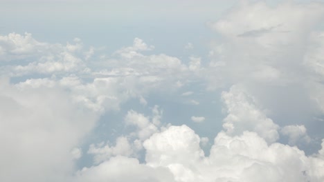 Blick-Auf-Den-Himmel-Mit-Weißen-Geschwollenen-Wolken-Und-Sonnenlicht-über-Dem-Himmel