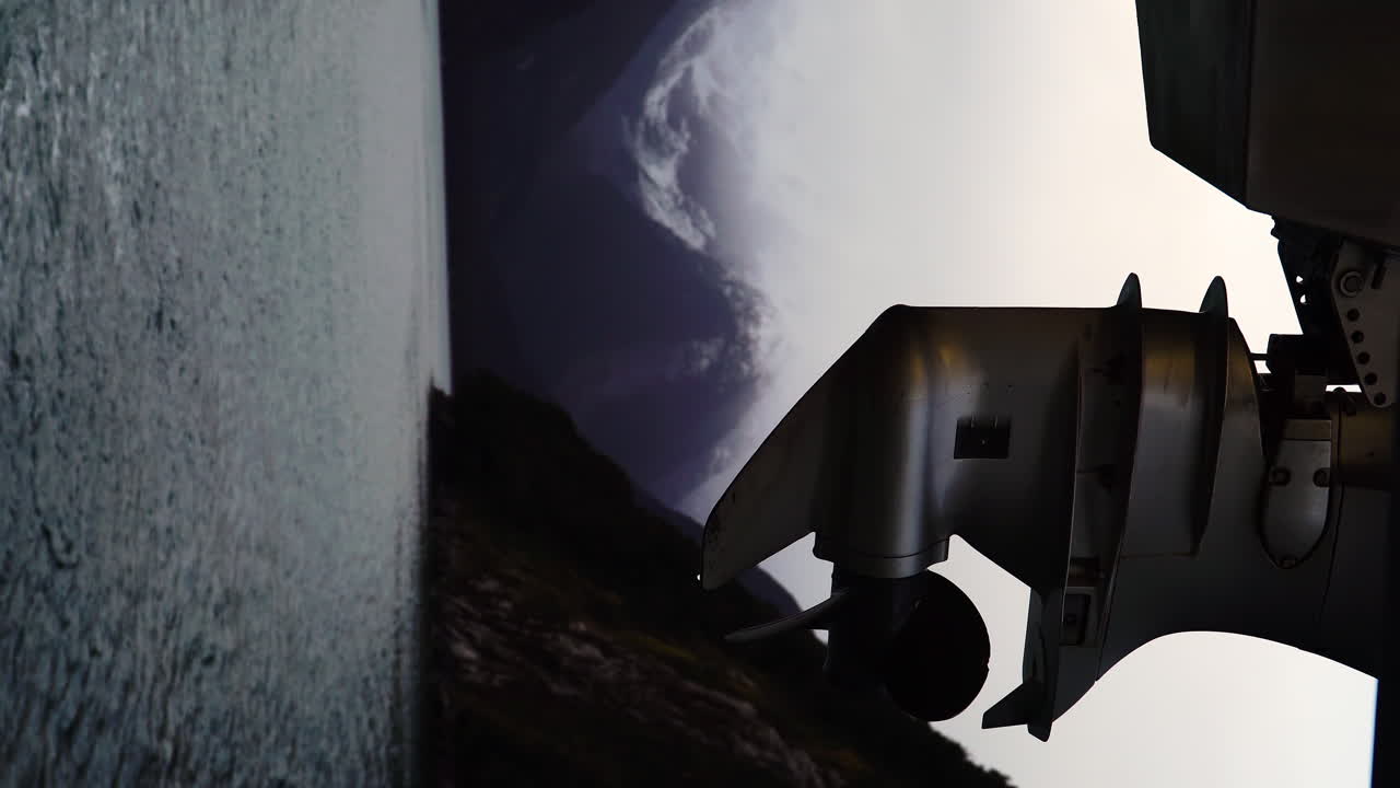 tiernas artesanías motor fuera de borda, pico de inglete en segundo plano.