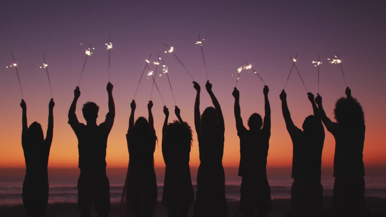 해변에서 불로 놀고 있는 친구들의 그림자