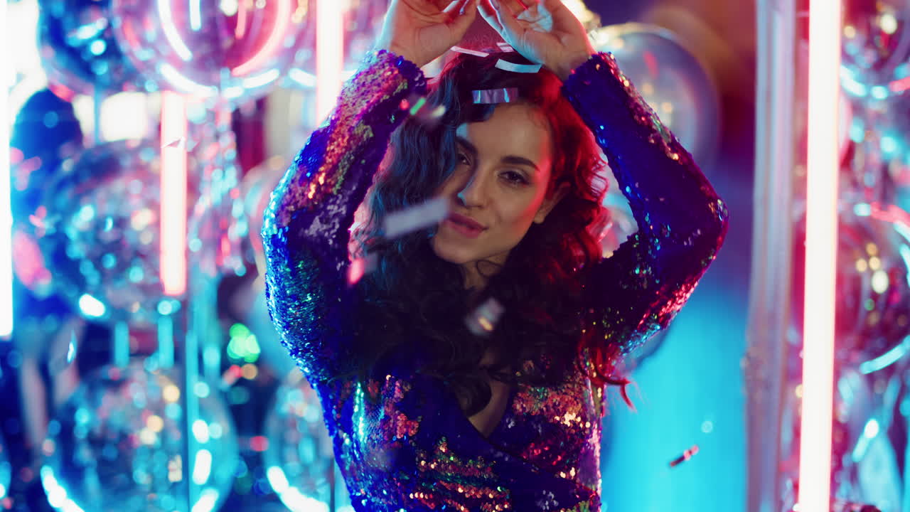 persona femenina caliente mujer bailando en fondo de neón. mujer moviendo el cuerpo en la fiesta