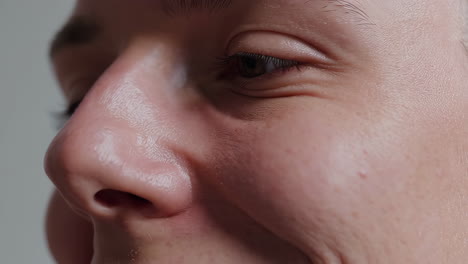 primer plano de la cara y los ojos de una persona