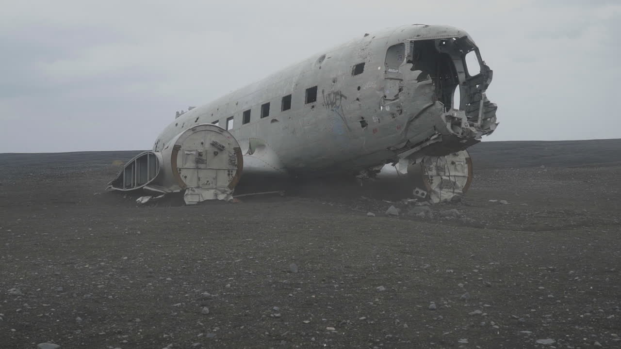 Relitto di aereo abbandonato in mezzo a un deserto nebbioso