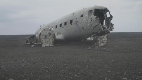 Verlassenes-Flugzeugwrack-Mitten-In-Einer-Nebligen-Wüste