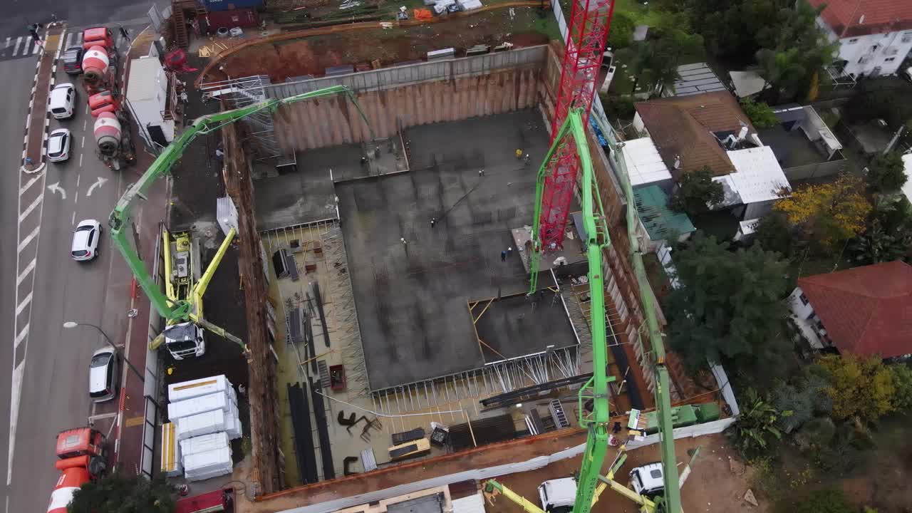 vista aérea panorámica de rascacielos en construcción con vista a la ciudad, tel aviv, isreal