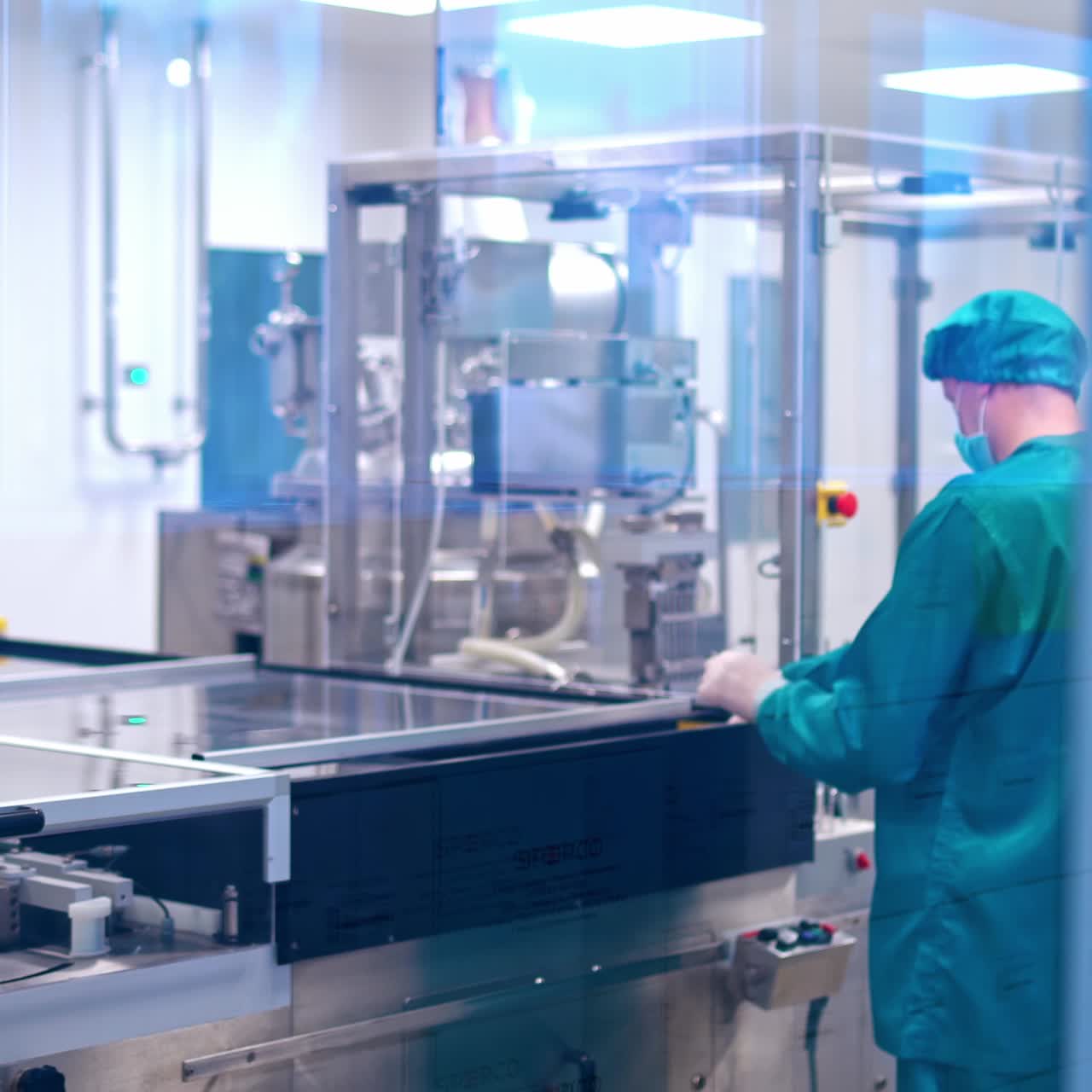 Hombre trabajando en una fábrica farmacéutica