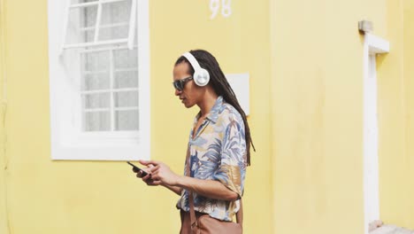 hombre de raza mixta escuchando música con auriculares