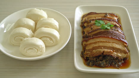 Mei-Cai-Kou-Rou-O-Panceta-Al-Vapor-Con-Recetas-De-Col-De-Mostaza-Swatow---Estilo-De-Comida-China