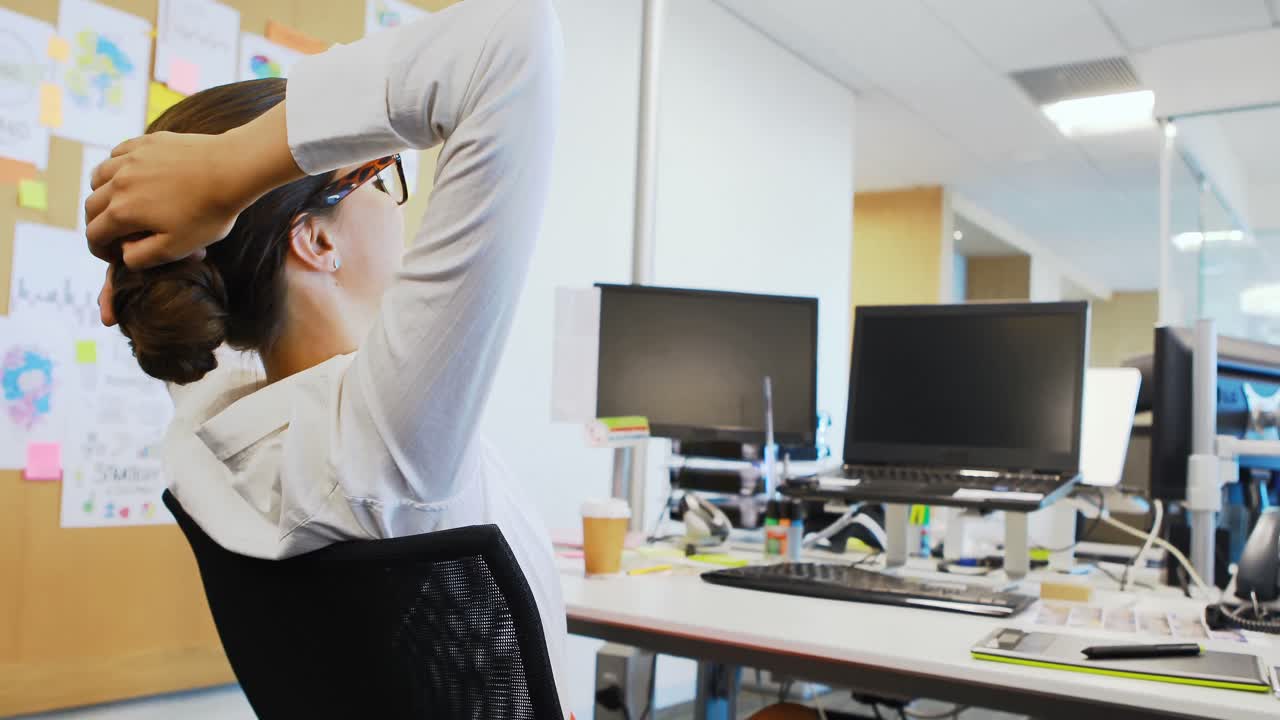 diseñadora gráfica relajándose en el escritorio