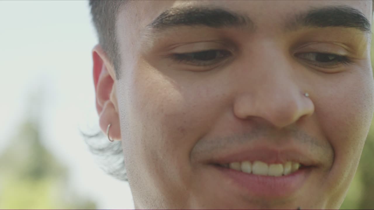 joven feliz está sonriendo frente a la cámara como un millón de dólares