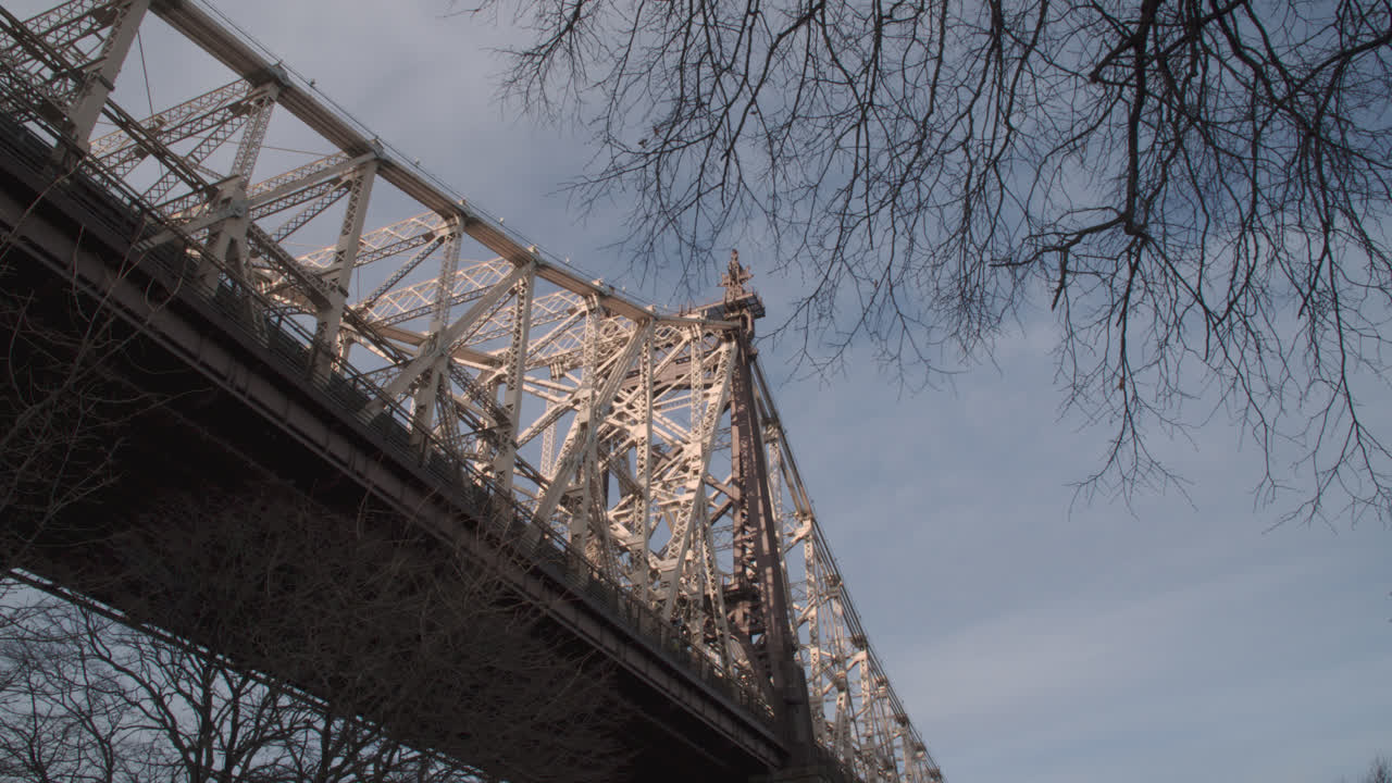 Cầu Queensboro vào một ngày mùa thu. Được chụp tại Long Island City, Queens.