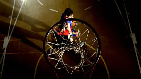 Konkurrenten-Spielen-Basketball-Auf-Dem-Platz-4k