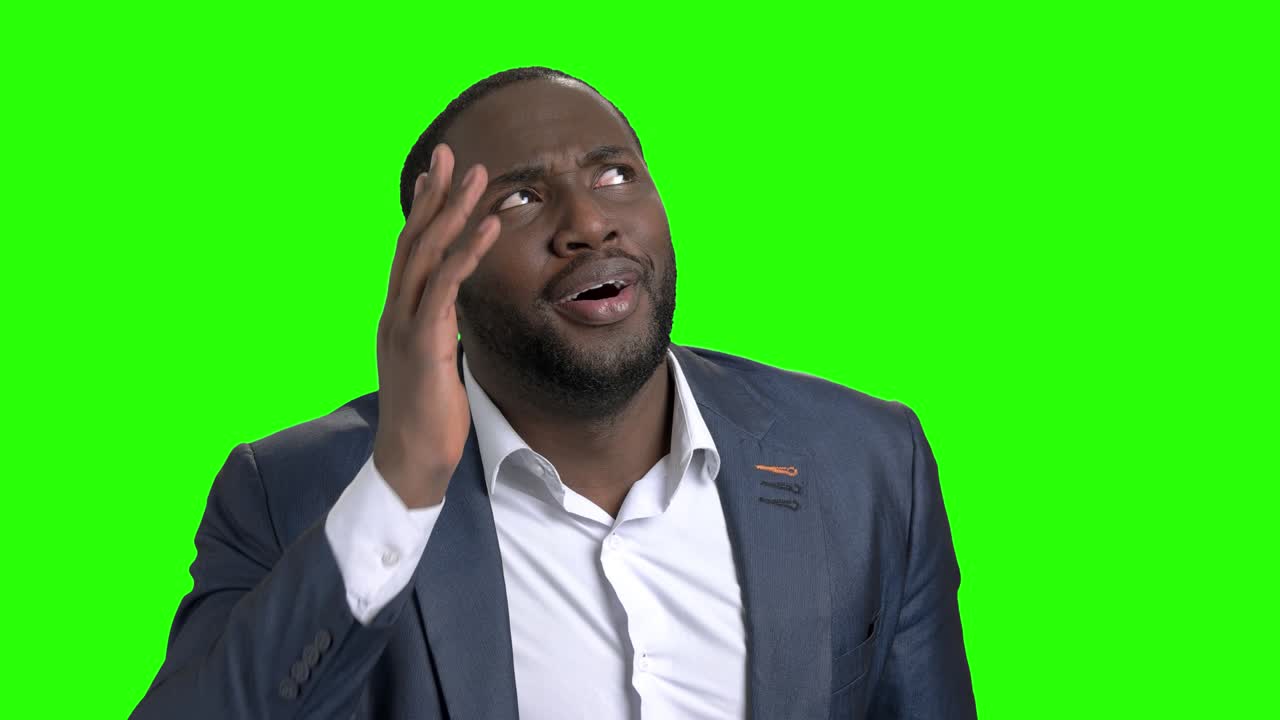 Uomo d'affari afroamericano che attende una risposta corretta.