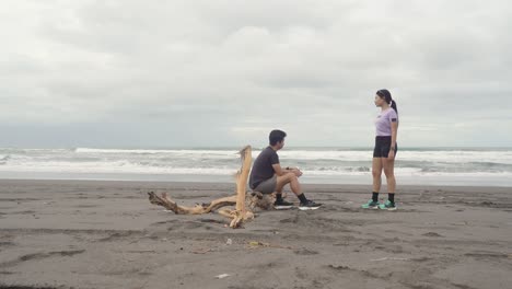 una pareja en una playa.