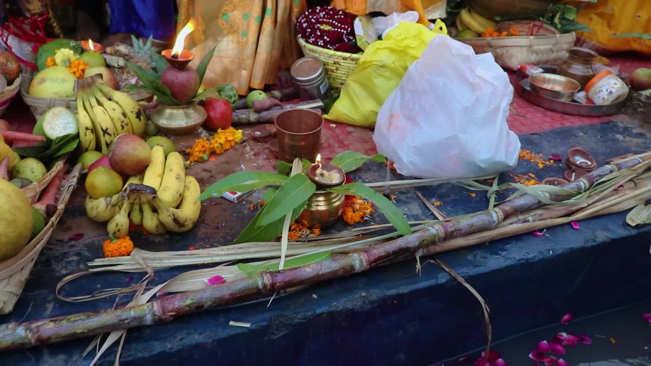 lámpara de aceite encendida con ofrendas durante los rituales sagrados en el festival desde diferentes ángulos el video se toma con motivo del festival chhath que se utiliza para celebrar en la india del norte el 28 de octubre de 2022