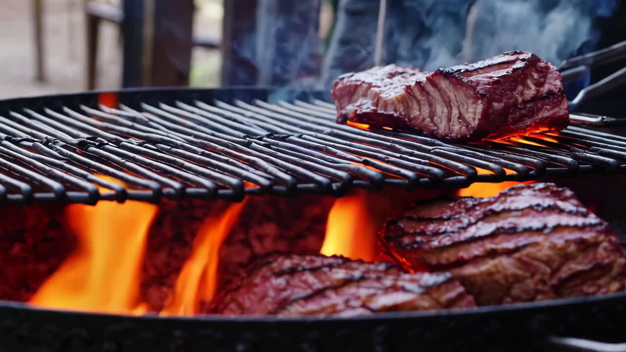 Bistecs a la parrilla en una barbacoa al aire libre