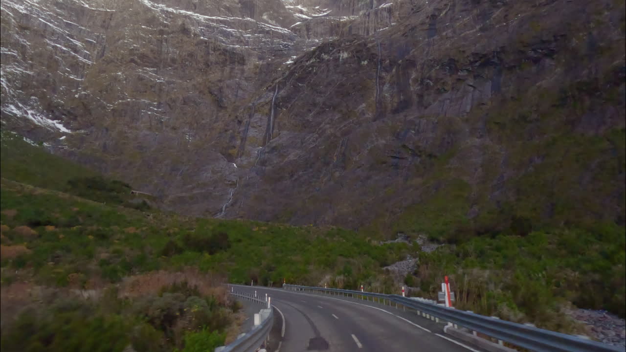 호머 터널 (homer tunnel) 근처에 있는 94번 고속도로에서 밀포드 사운드 (milford sound) 로 향하고 있는 뉴질랜드 사우스 아일랜드의 피오르드랜드 국립공원 (fiordland national park)