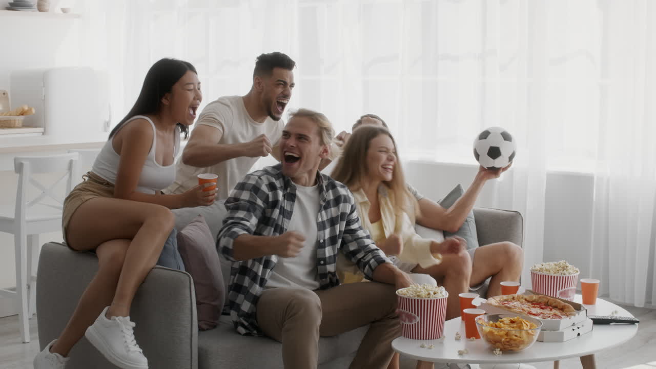 amigos celebrando una victoria deportiva