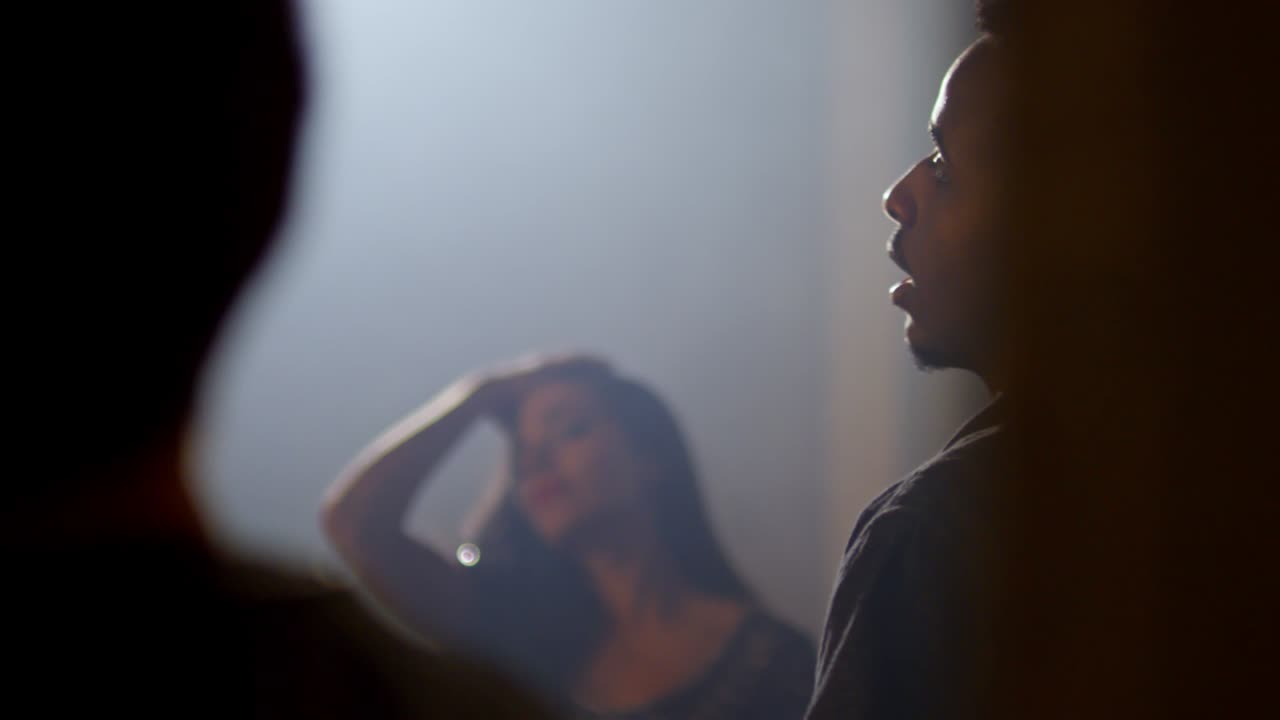 파티에서 클럽에 가는 젊은이들