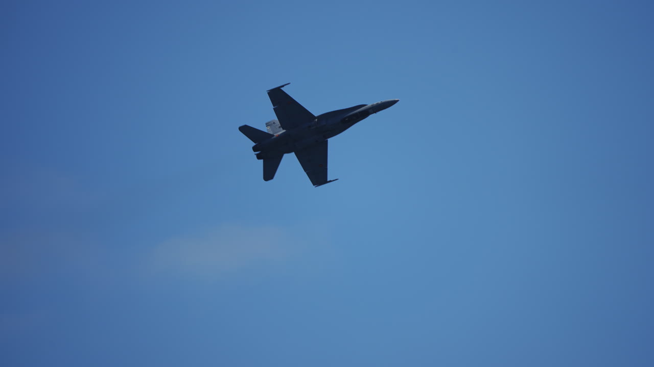 avión de combate en el cielo