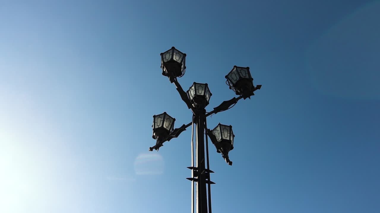 은 하늘을 배경으로 장식된 거리 램프