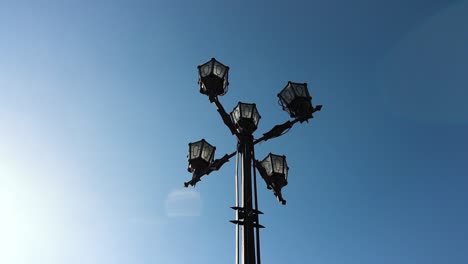 lámpara de calle adornada contra un cielo despejado