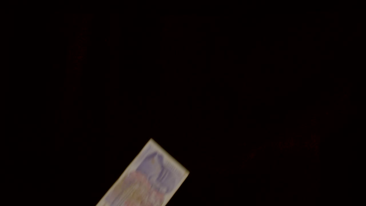 dinero en efectivo volteando y flotando más allá de la pantalla en cámara lenta