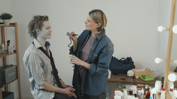 Kvinde lægger zombie-makeup på mand